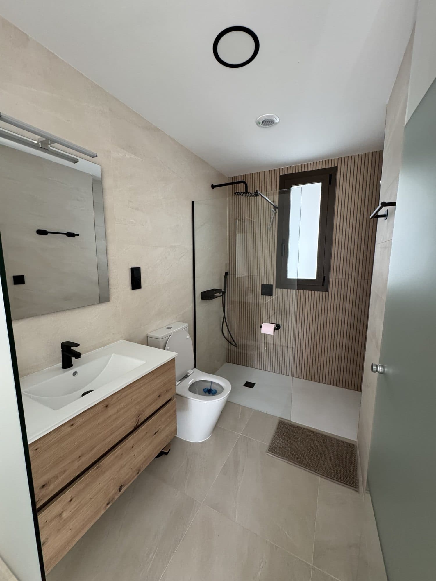 Badkamer 1 met inloopdouche