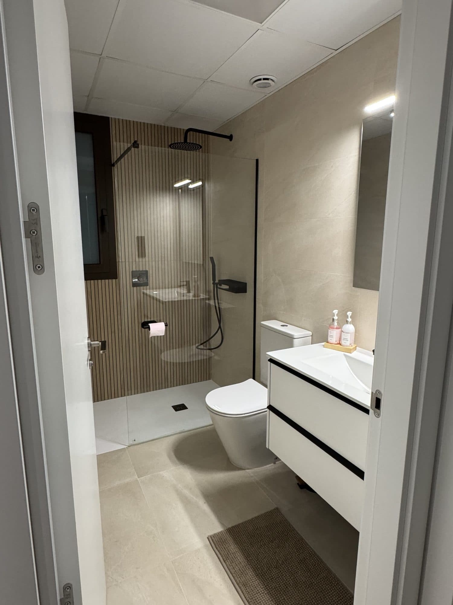 Badkamer 2 met inloopdouche