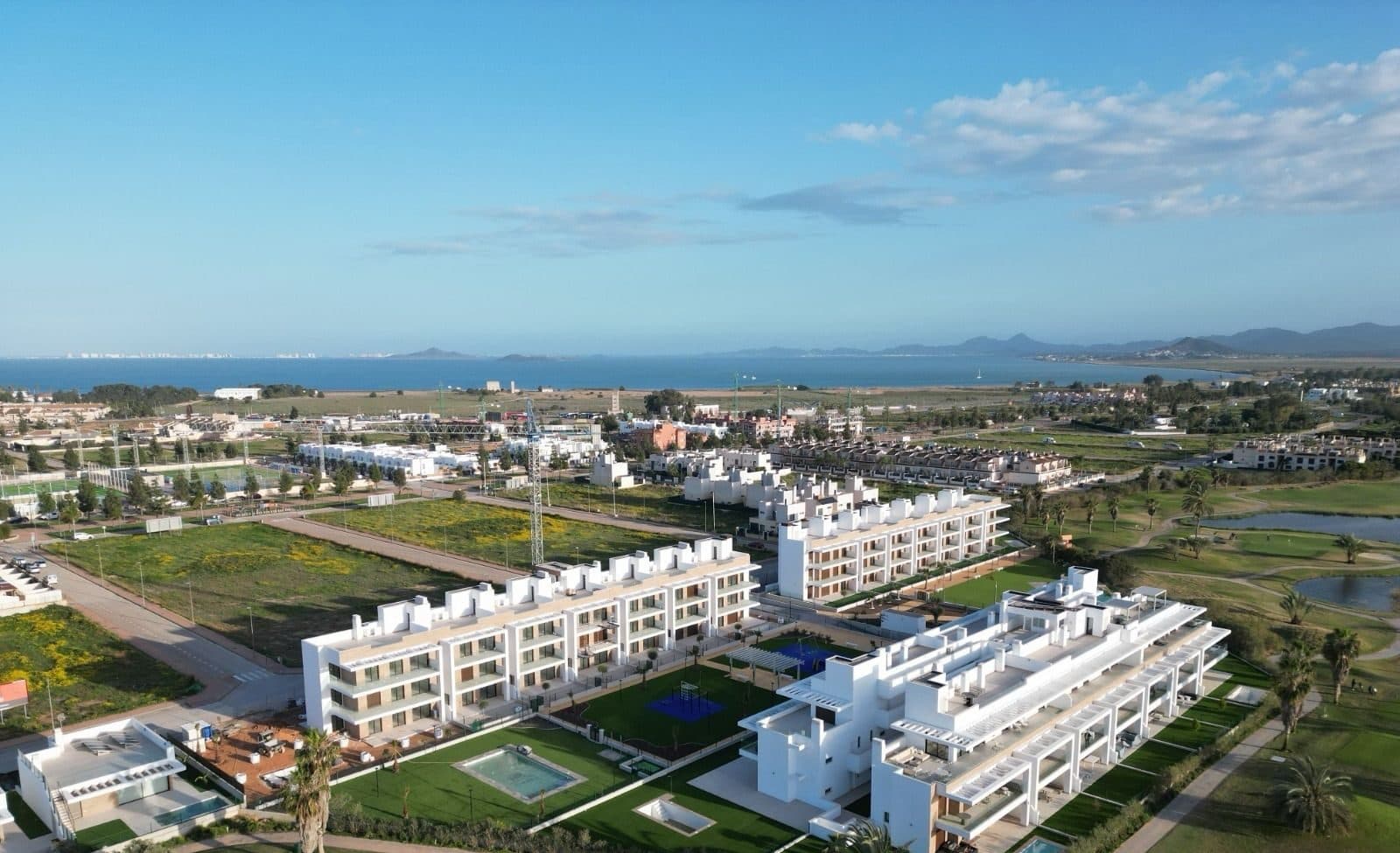 Velapi Golf met blok 8 aan de golfbaan en de Mar Menor op de achtergrond