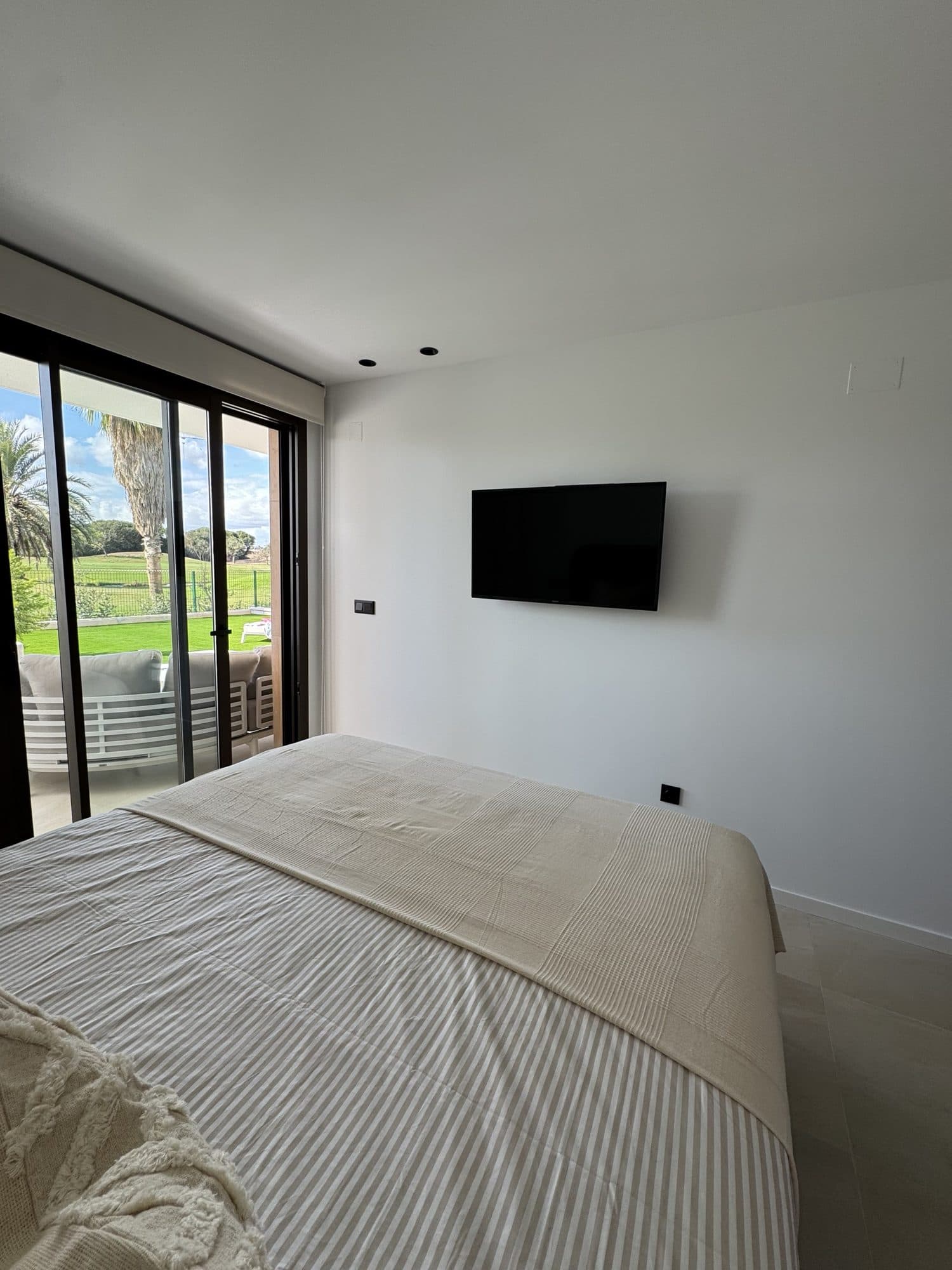 Slaapkamer 1 met zicht op de golf
