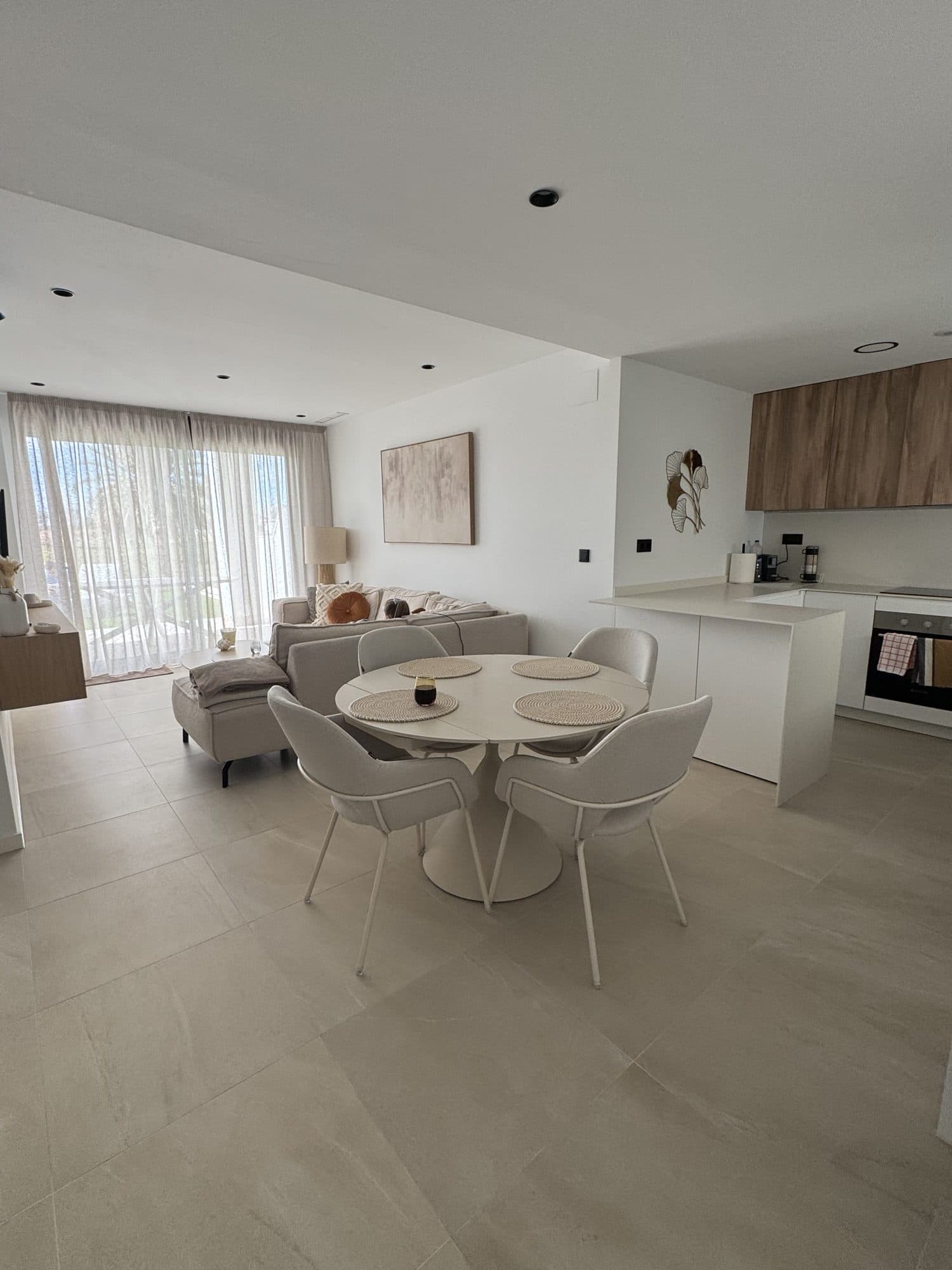 Woonkamer met open keuken